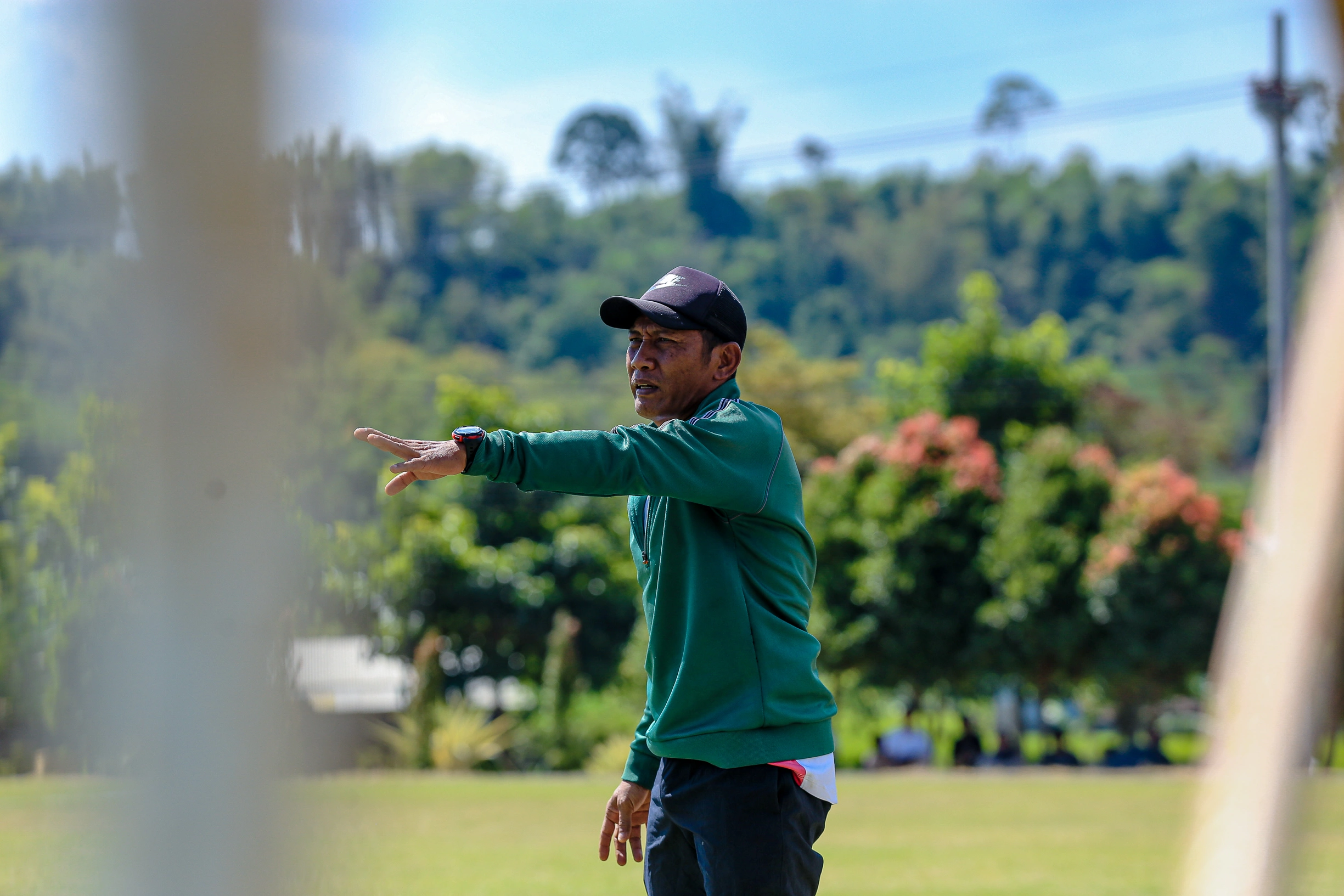 Skuad Malang United U-15 dan U-17 mengikuti pengarahan pelatih sebelum menjalani sesi latihan Piala Soeratin 2026