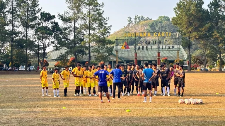 Pemain Malang United U-15 dan U-17 mengikuti sesi latihan menjelang Piala Soeratin 2026